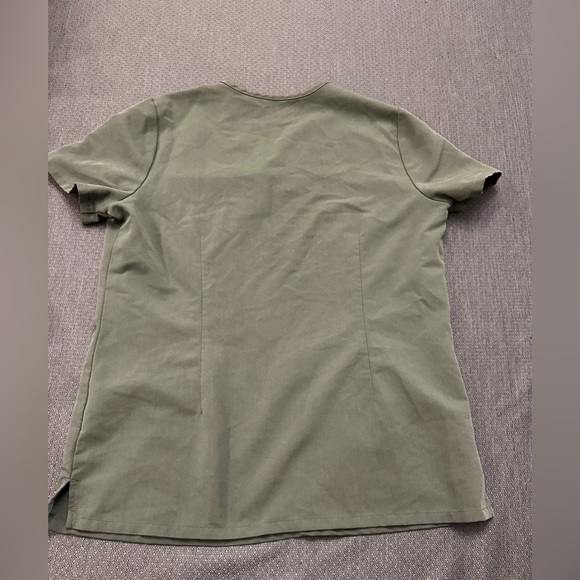 Figs 2 pocket scrub top. Size small - Picture 4 of 4